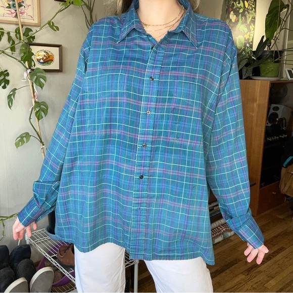 Beautiful lightweight vintage plaid button down with two front pockets - Picture 4 of 5